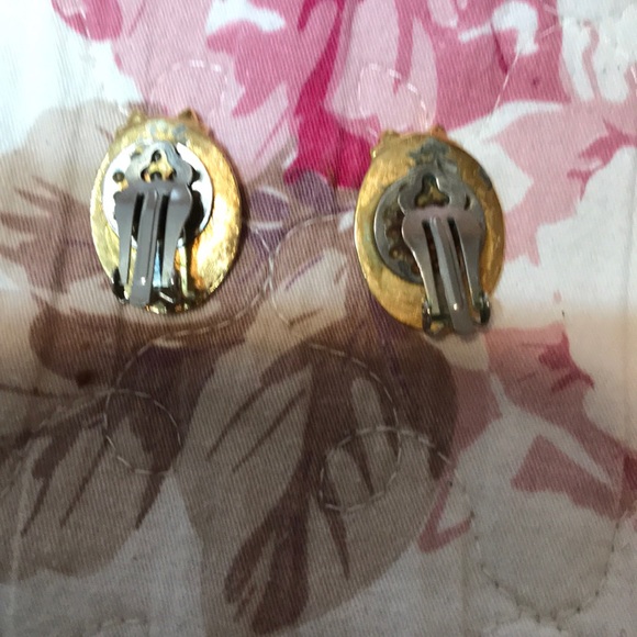 Vintage clip cameo earrings - Picture 2 of 2